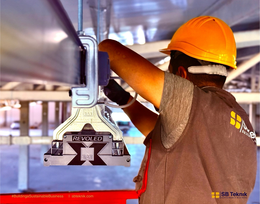 SB Teknik ekibinden bir çalışanın tesiste elektrik altyapısı montajı